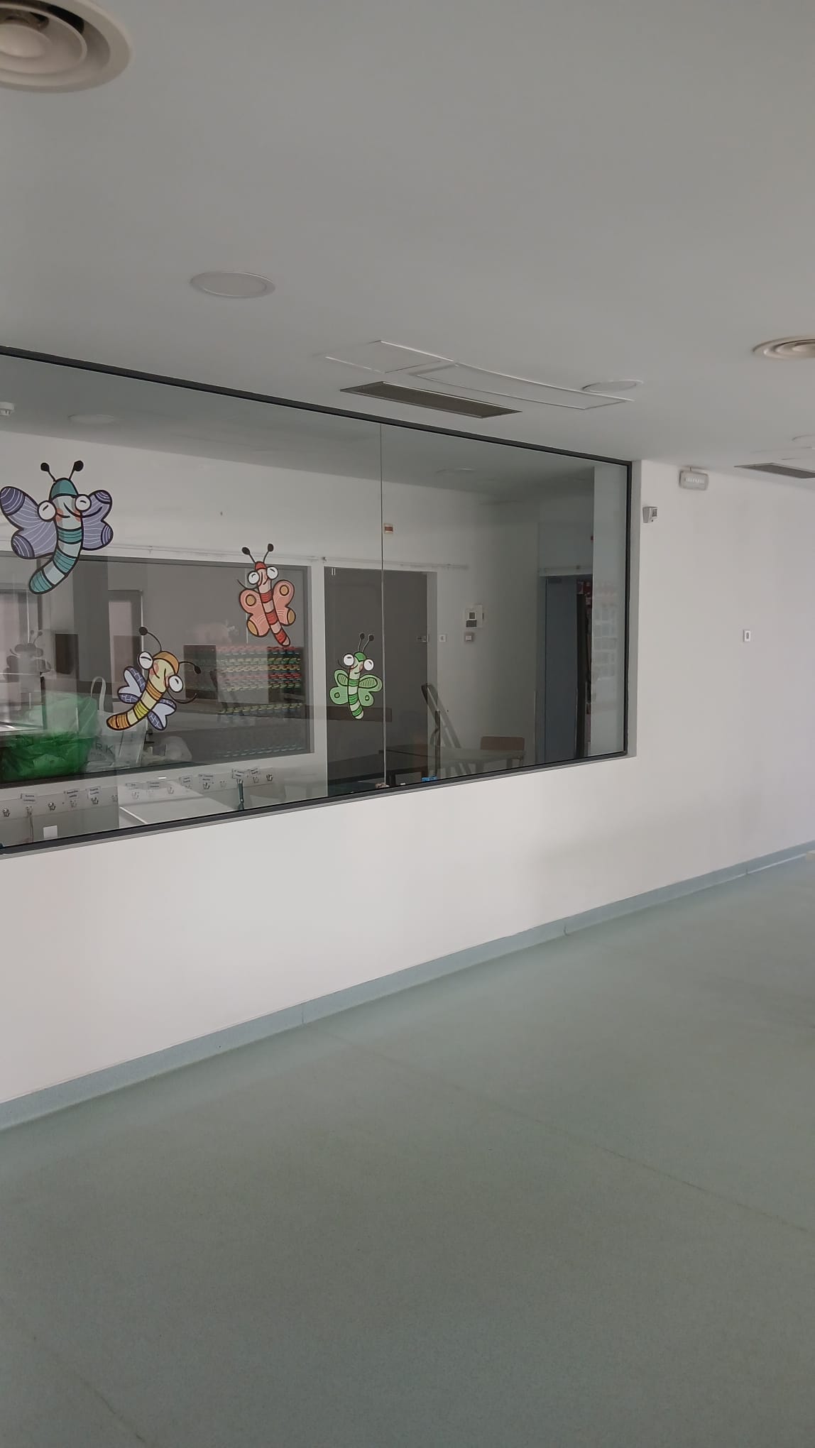 Limpeza de vidros interiores na Creche Na Quinta, no Lumiar