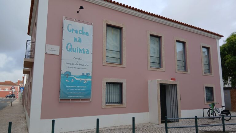Pintura e limpeza de vidros interiores e exteriores na Creche Na Quinta, no Lumiar