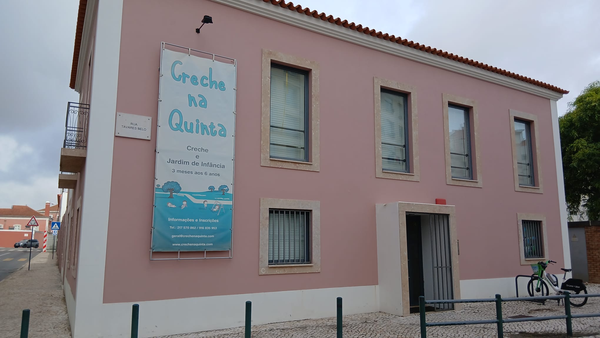 Pintura e limpeza de vidros interiores e exteriores na Creche Na Quinta, no Lumiar