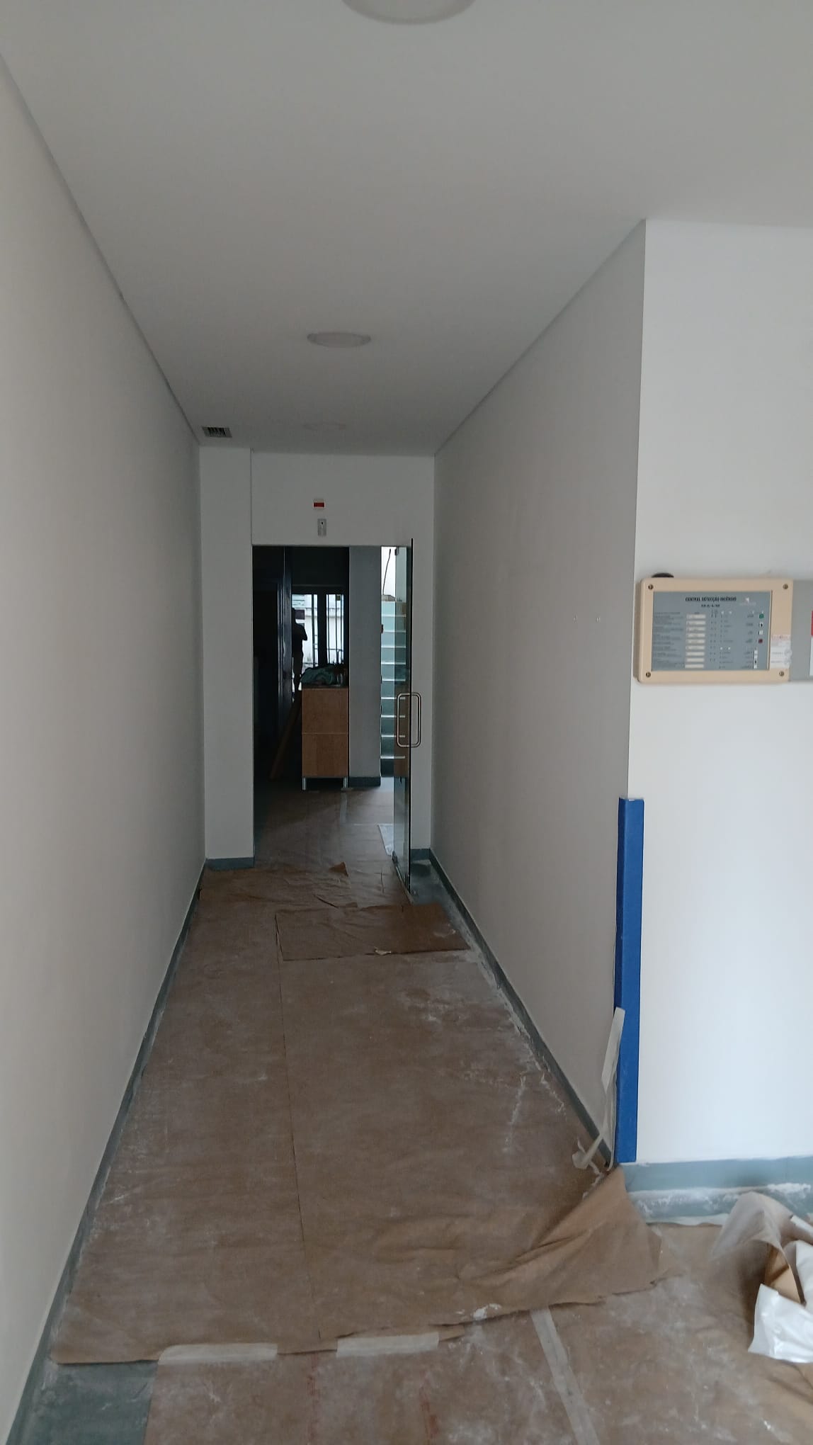 Áreas interiores protegidas durante os trabalhos de pintura na Creche Na Quinta