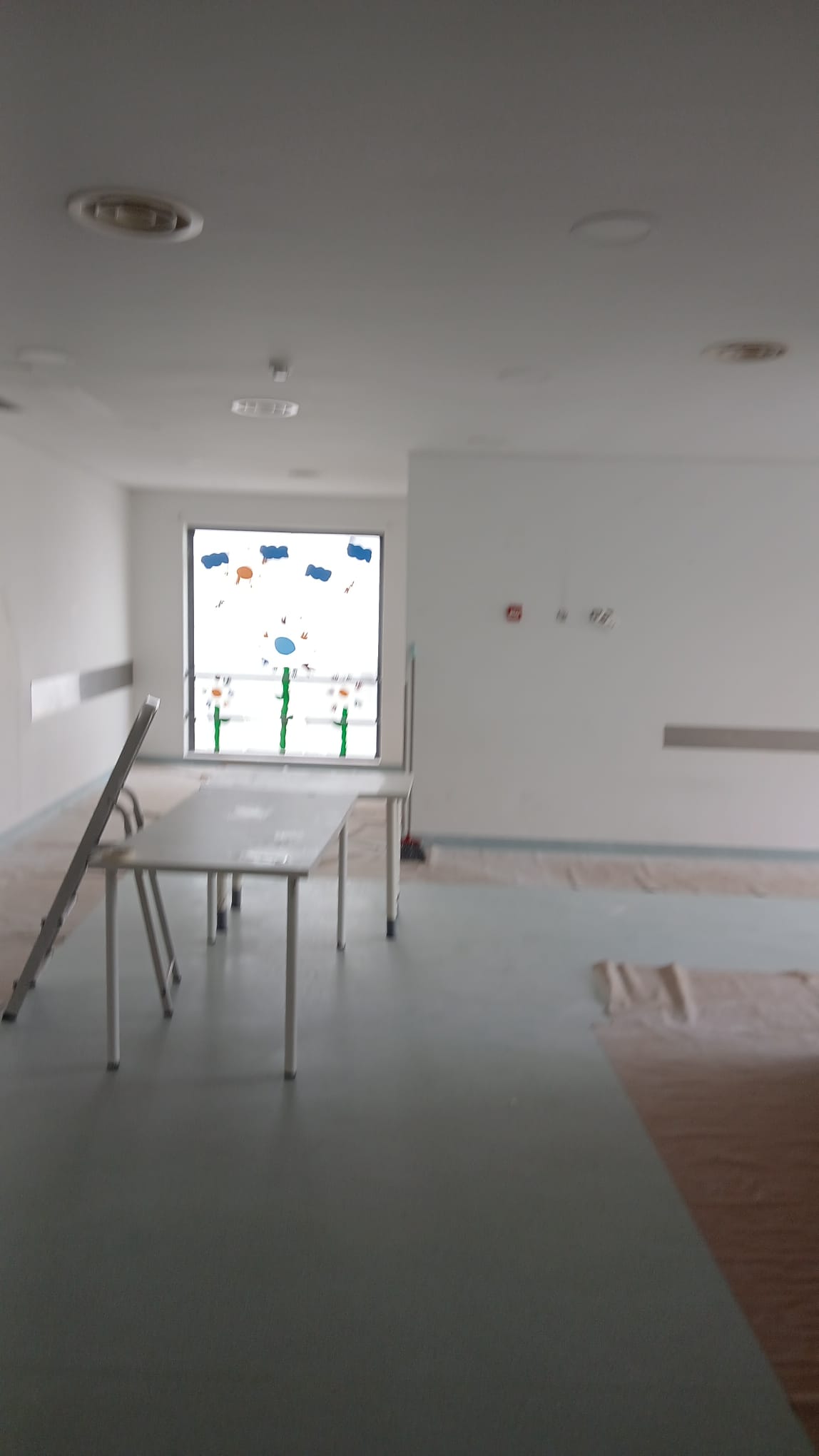 Pintura interior e proteção das áreas de trabalho na Creche Na Quinta, no Lumiar